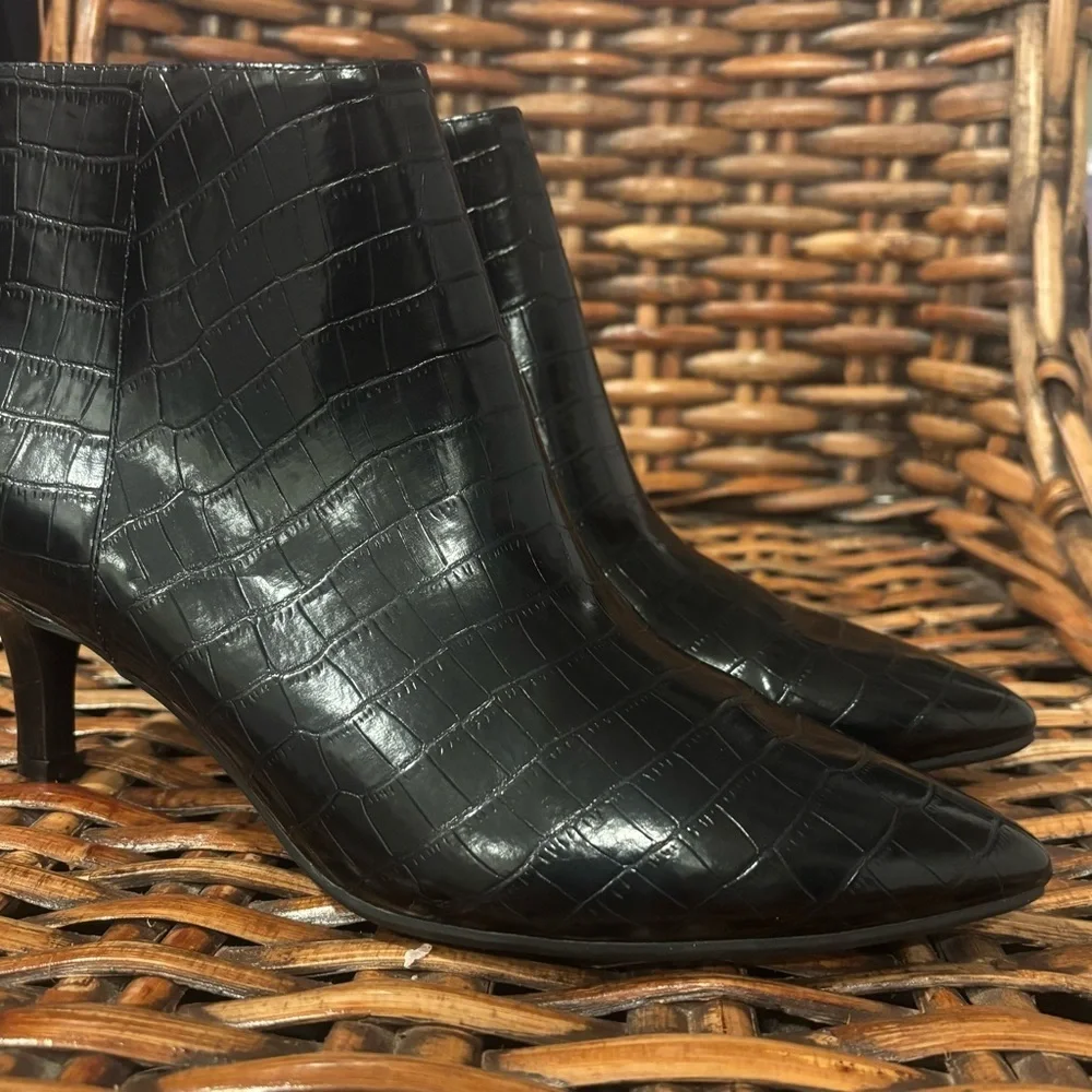 AEROSOLES Black Croc-Patterned Ankle Booties in size 9.5. Great condition !